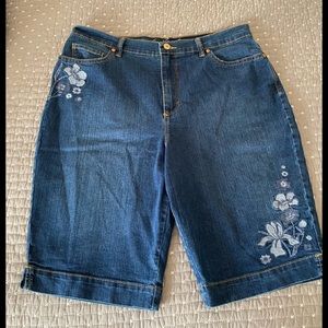 Gloria Vanderbilt ‘Amanda’ Bermuda Shorts-Size 12